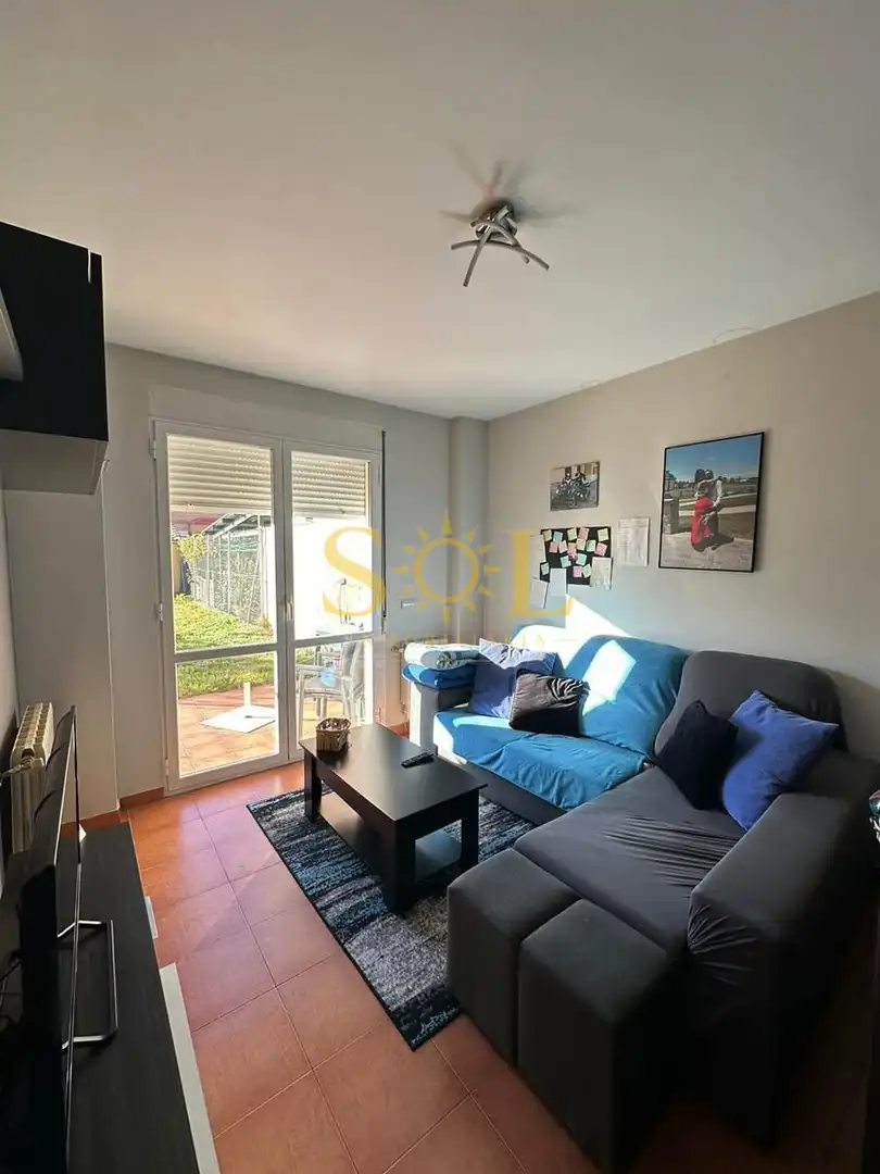 Sala de estar de Casa adosada en venta en Hospital de Órbigo con Calefacción, Jardín privado y Parquet
