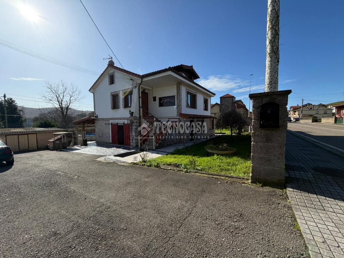 Vista exterior de Casa o xalet en venda en El Astillero   amb Calefacció, Traster i Piscina