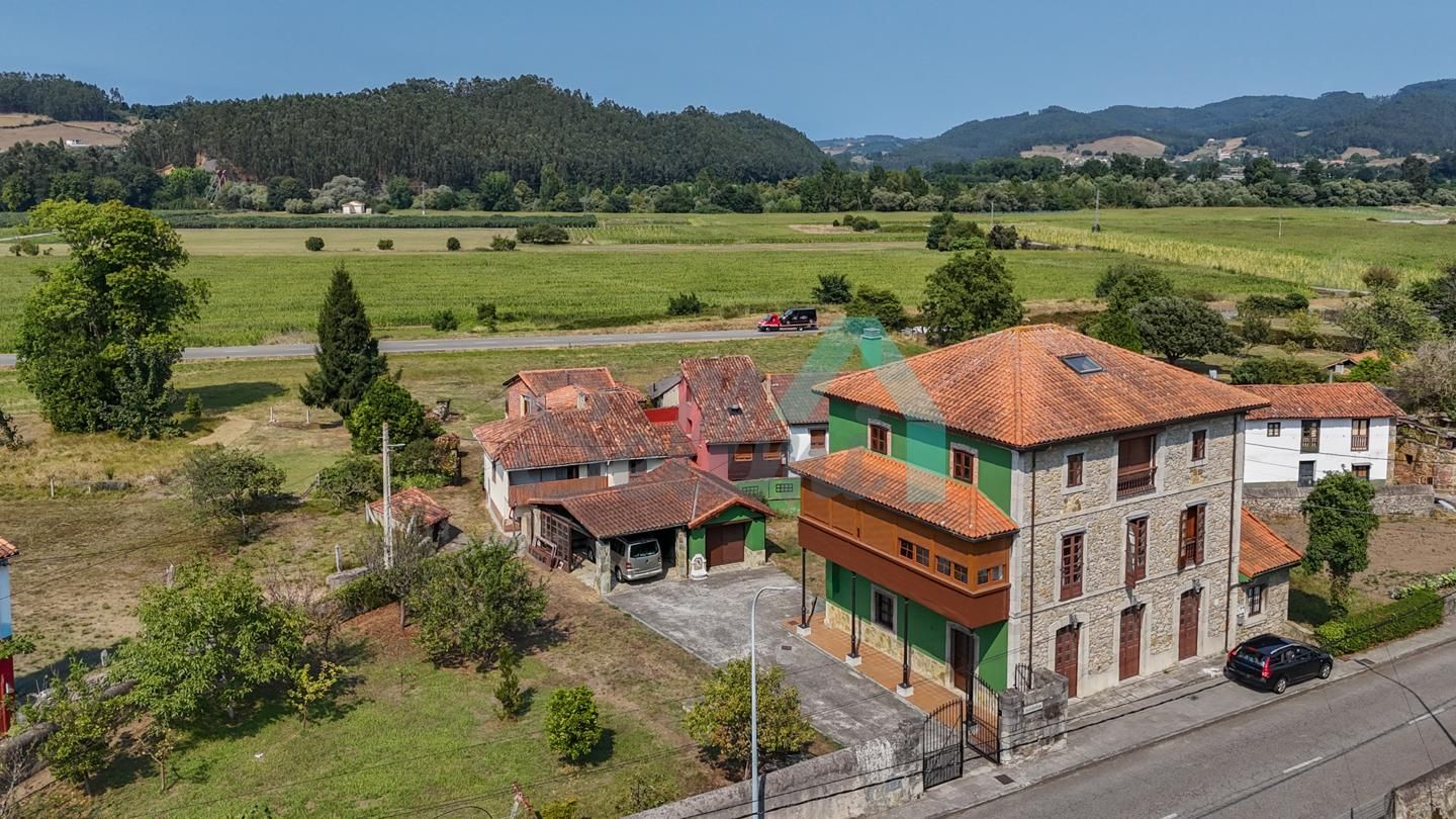 Vista exterior de Casa o xalet en venda en Pravia amb Calefacció, Jardí privat i Parquet