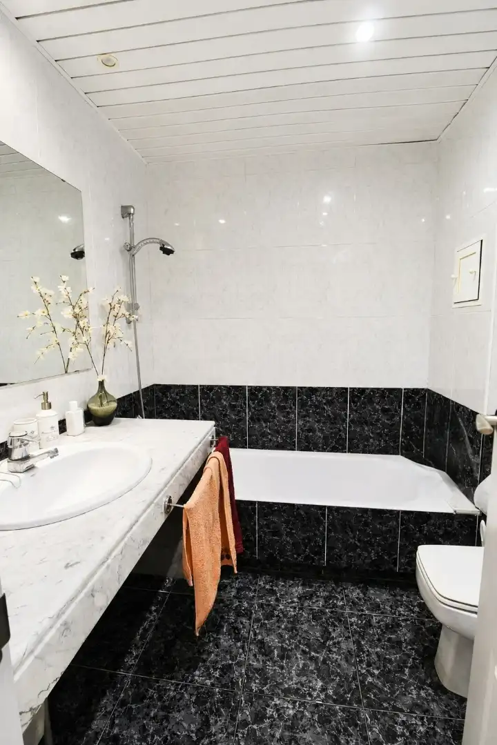 Bathroom of Duplexes for sale in L'Hospitalet de Llobregat  with Air Conditioner, Heating and Terrace