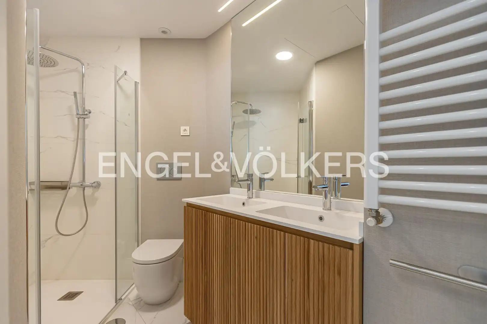 Bathroom of Flat for rent in Madrid  with Air Conditioner, Heating and Storage room