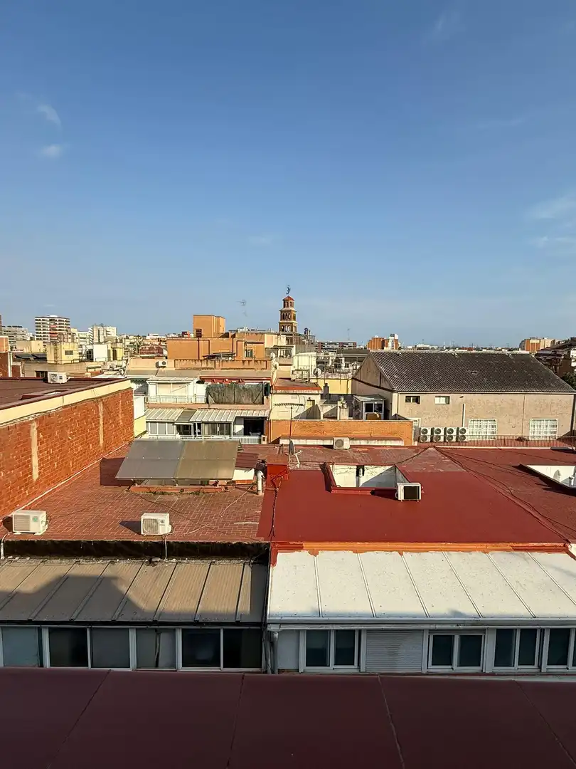 Vista exterior de Ático en venta en L'Hospitalet de Llobregat con Aire acondicionado, Calefacción y Terraza