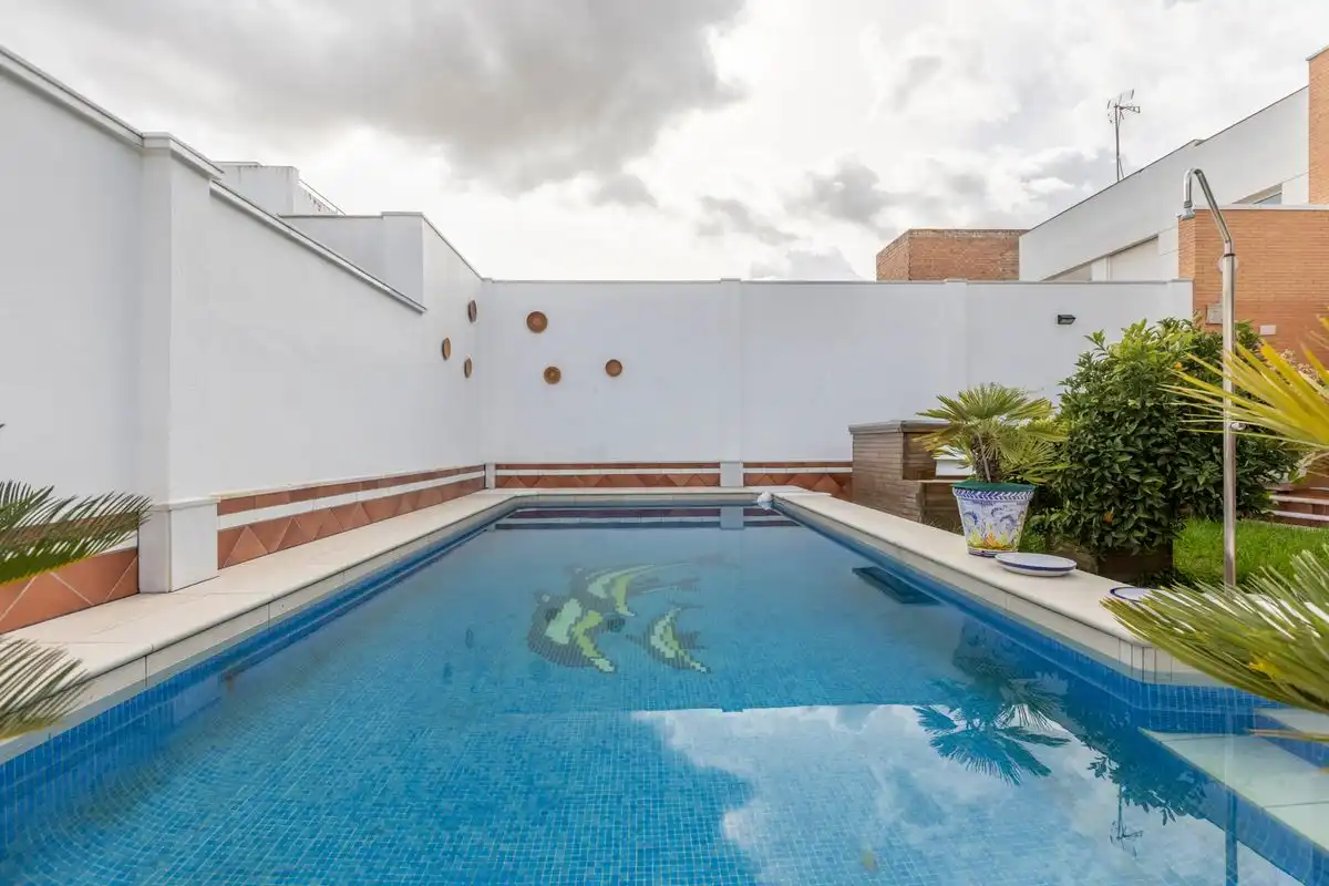 Piscina de Casa adosada en venda en Santiponce amb Aire condicionat, Calefacció i Jardí privat