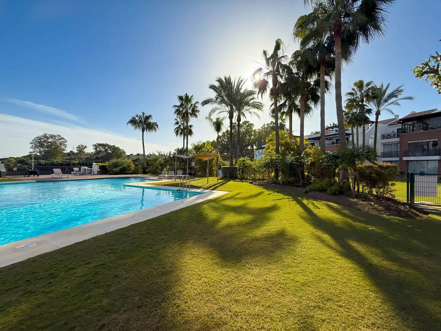 Piscina de Dúplex en venda en Estepona amb Aire condicionat, Terrassa i Traster