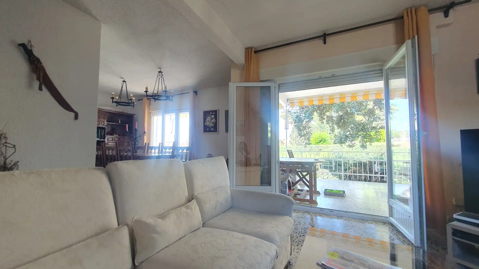 Sala d'estar de Casa o xalet en venda en Valdemorillo amb Calefacció, Jardí privat i Terrassa