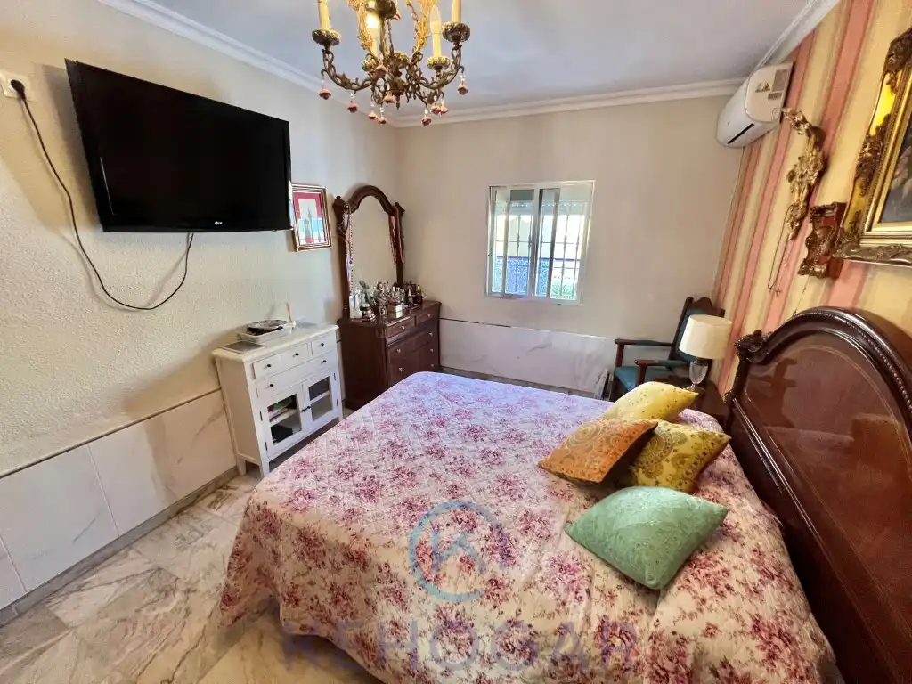 Bedroom of Houses for sale in Dos Hermanas