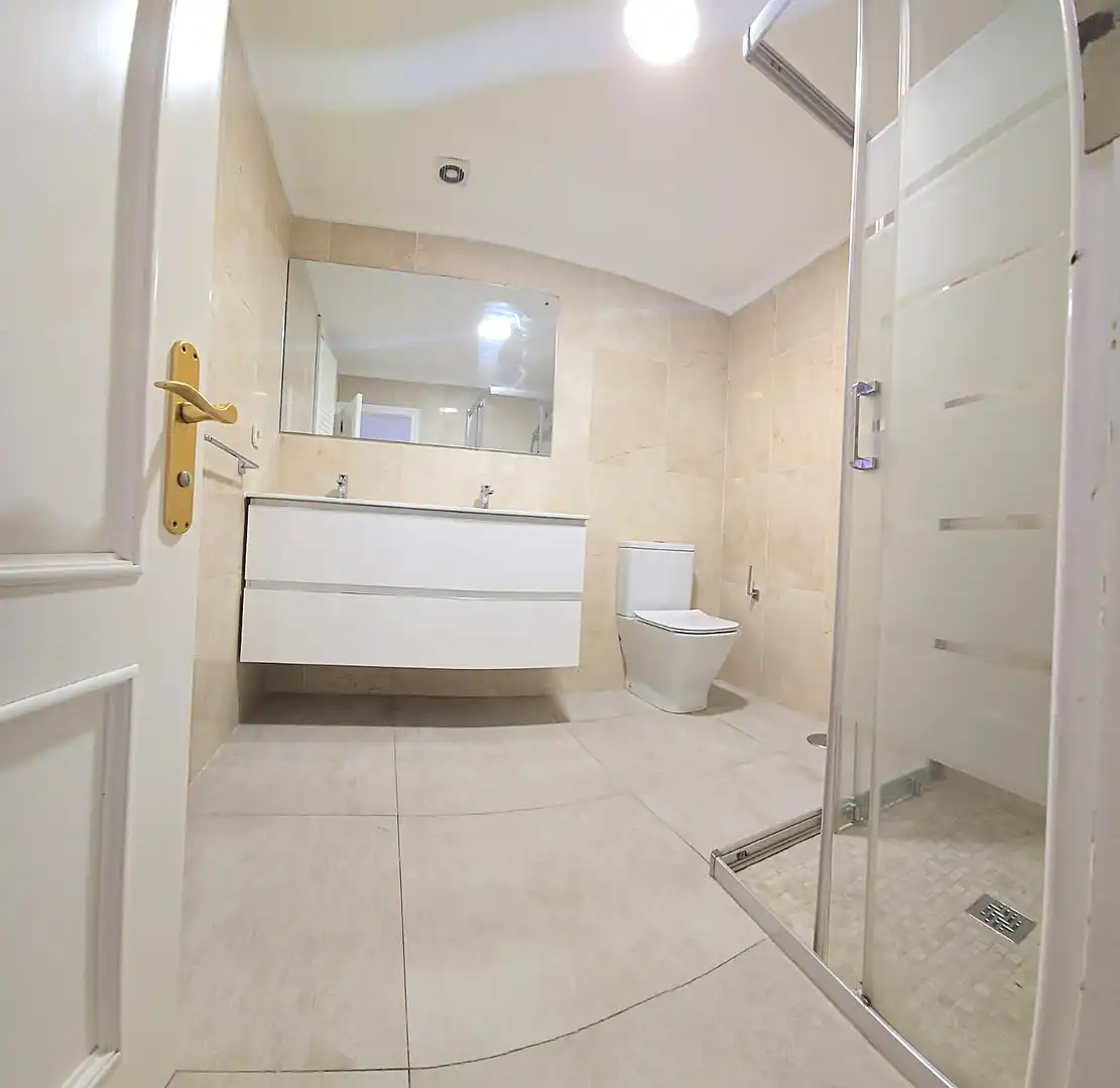 Baño de Piso de alquiler en Las Palmas de Gran Canaria con Parquet, Horno y Lavadora