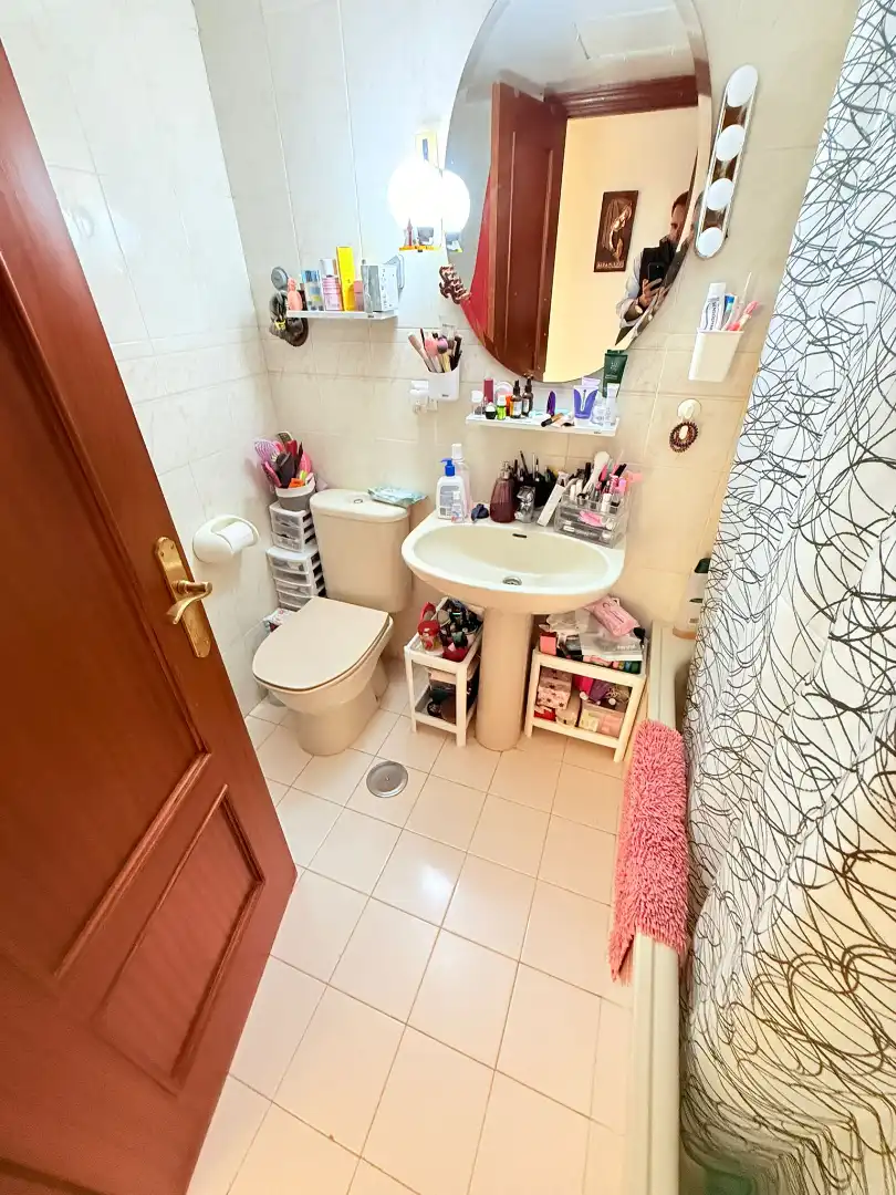 Bathroom of Flat for sale in Sevilla  with Air Conditioner, Terrace and Furnished