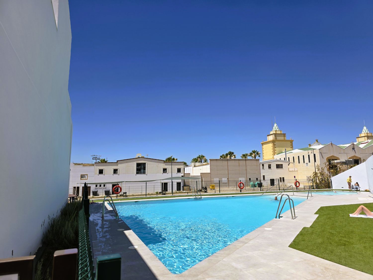 Piscina de Ático de alquiler en Estepona con Terraza y Piscina comunitaria