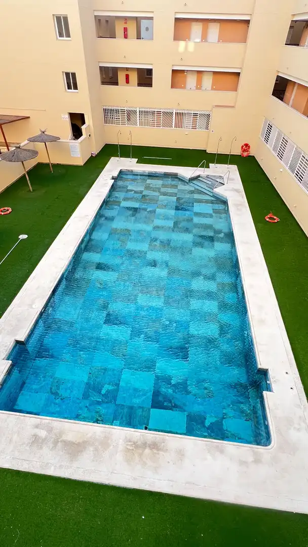 Piscina de Apartamento de alquiler en Roquetas de Mar con Terraza, Amueblado y Piscina comunitaria