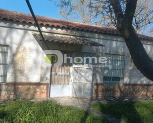 Exterior view of House or chalet for sale in Montamarta  with Private garden