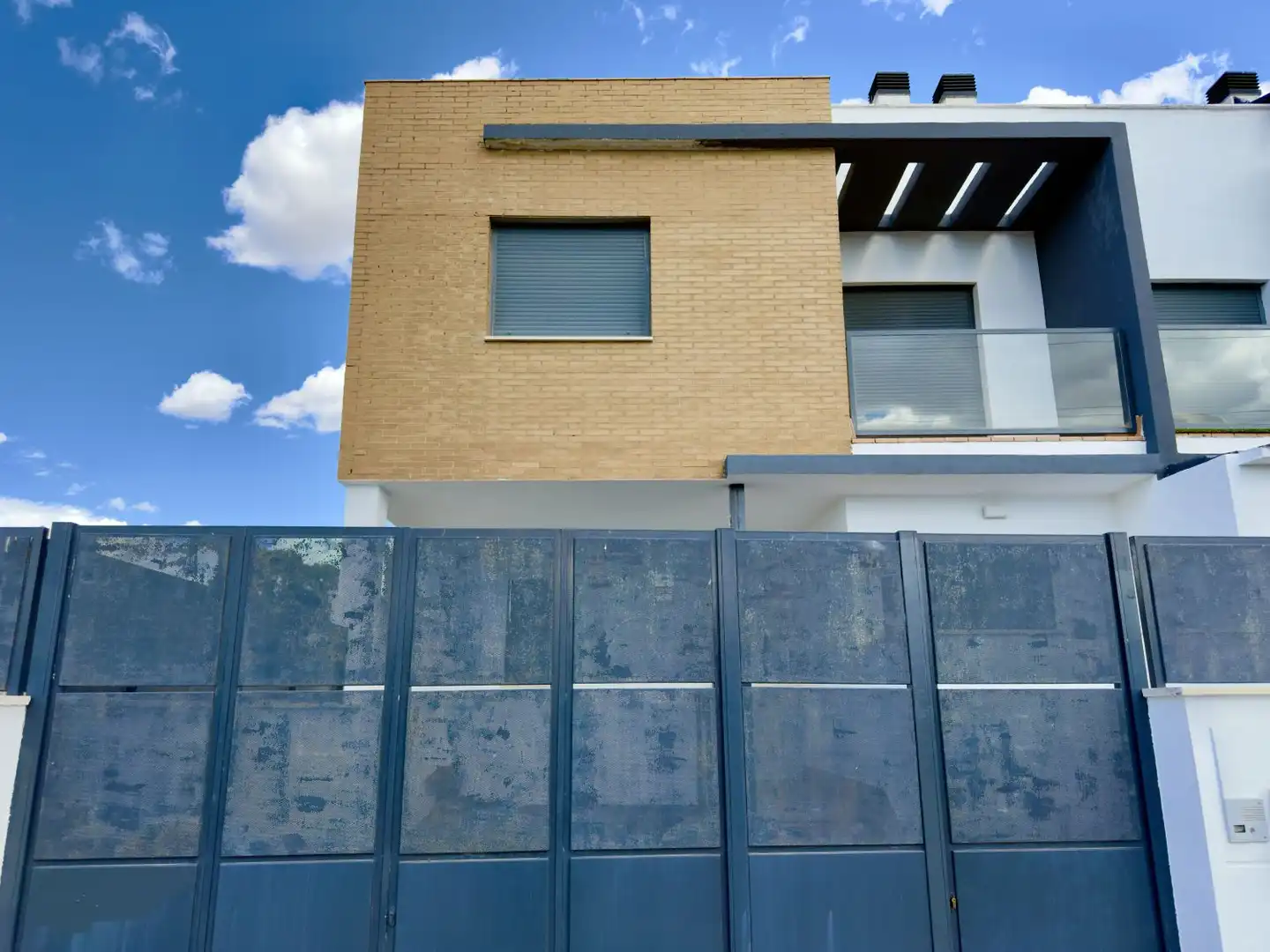 Vista exterior de Casa o xalet en venda en Guillena amb Aire condicionat, Calefacció i Terrassa