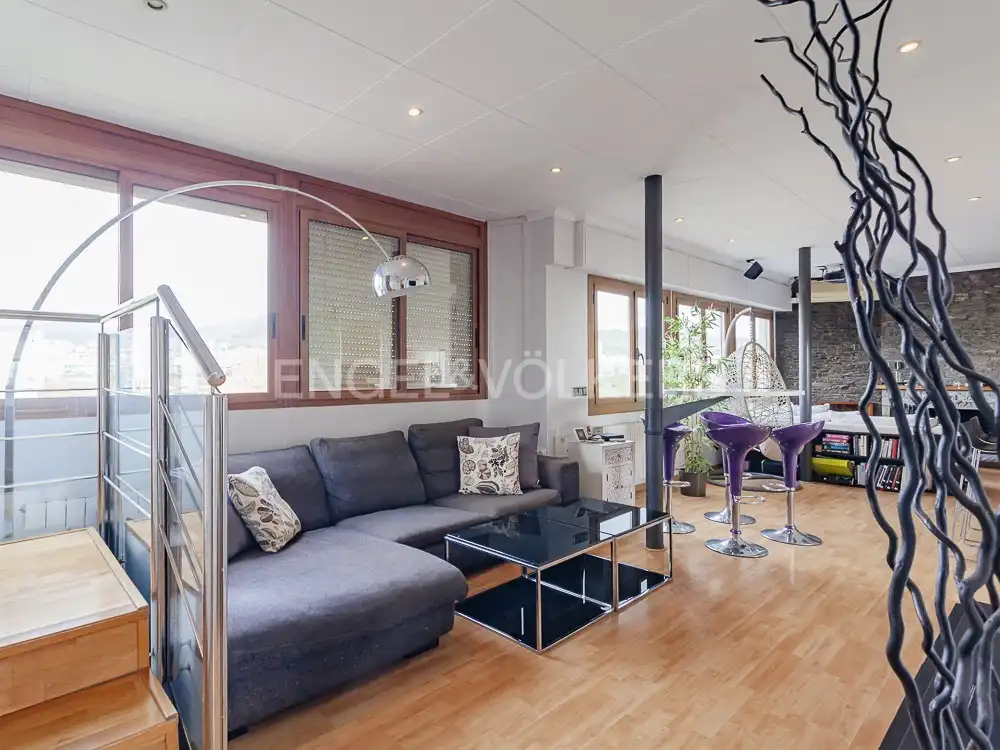 Wohnzimmer von Dachboden zum Verkauf in Barcelona mit Klimaanlage, Heizung und Terrasse