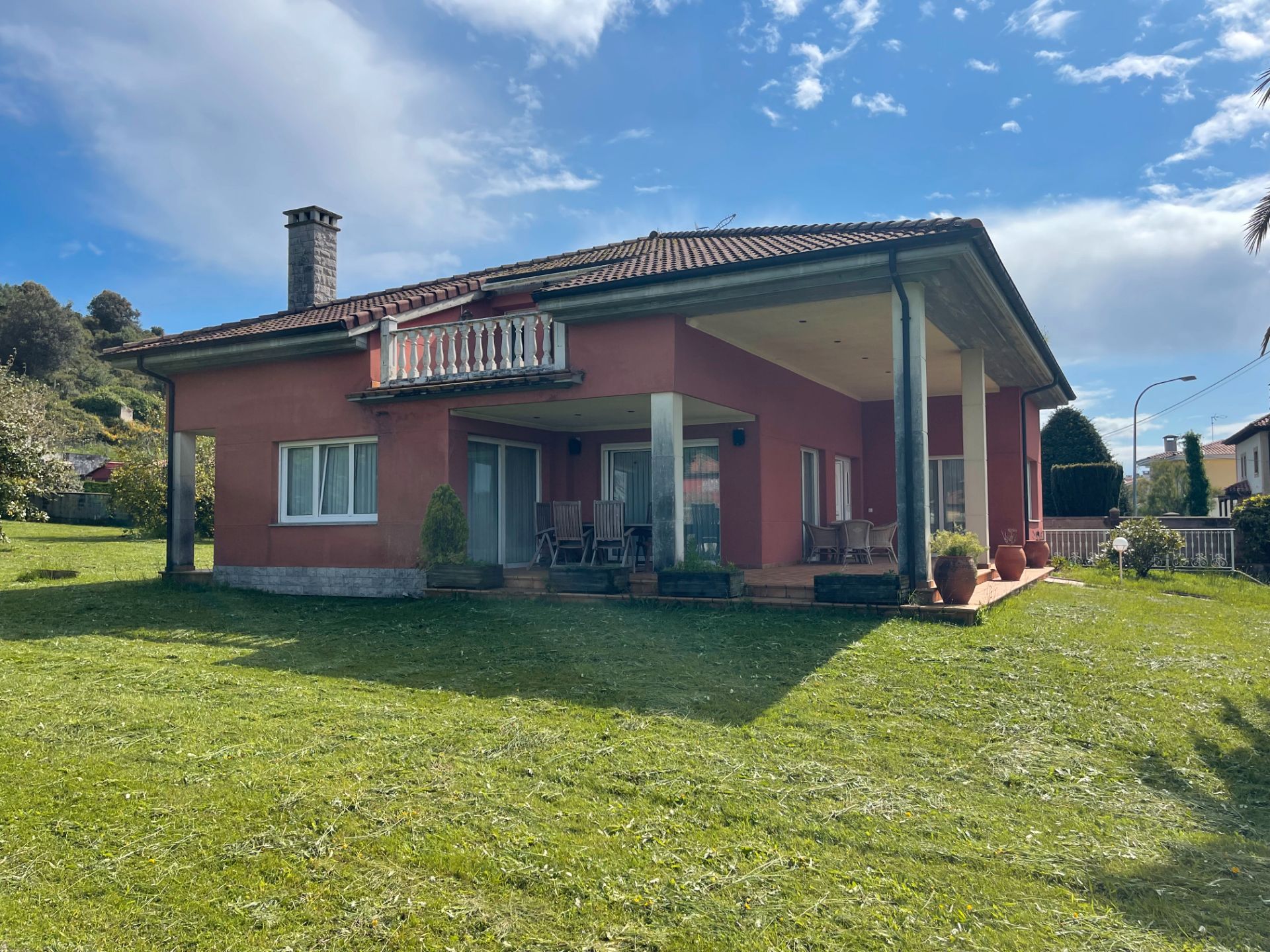 Vista exterior de Casa o xalet en venda en Llanes amb Jardí privat i Terrassa