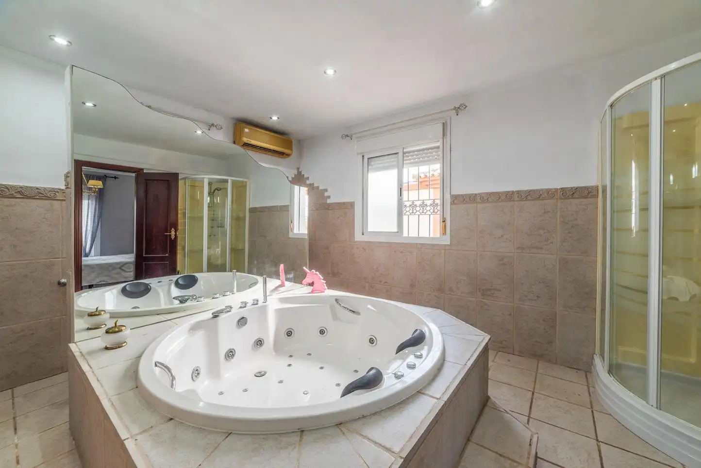 Bany de Casa o xalet en venda en Montequinto amb Aire condicionat, Jardí privat i Piscina