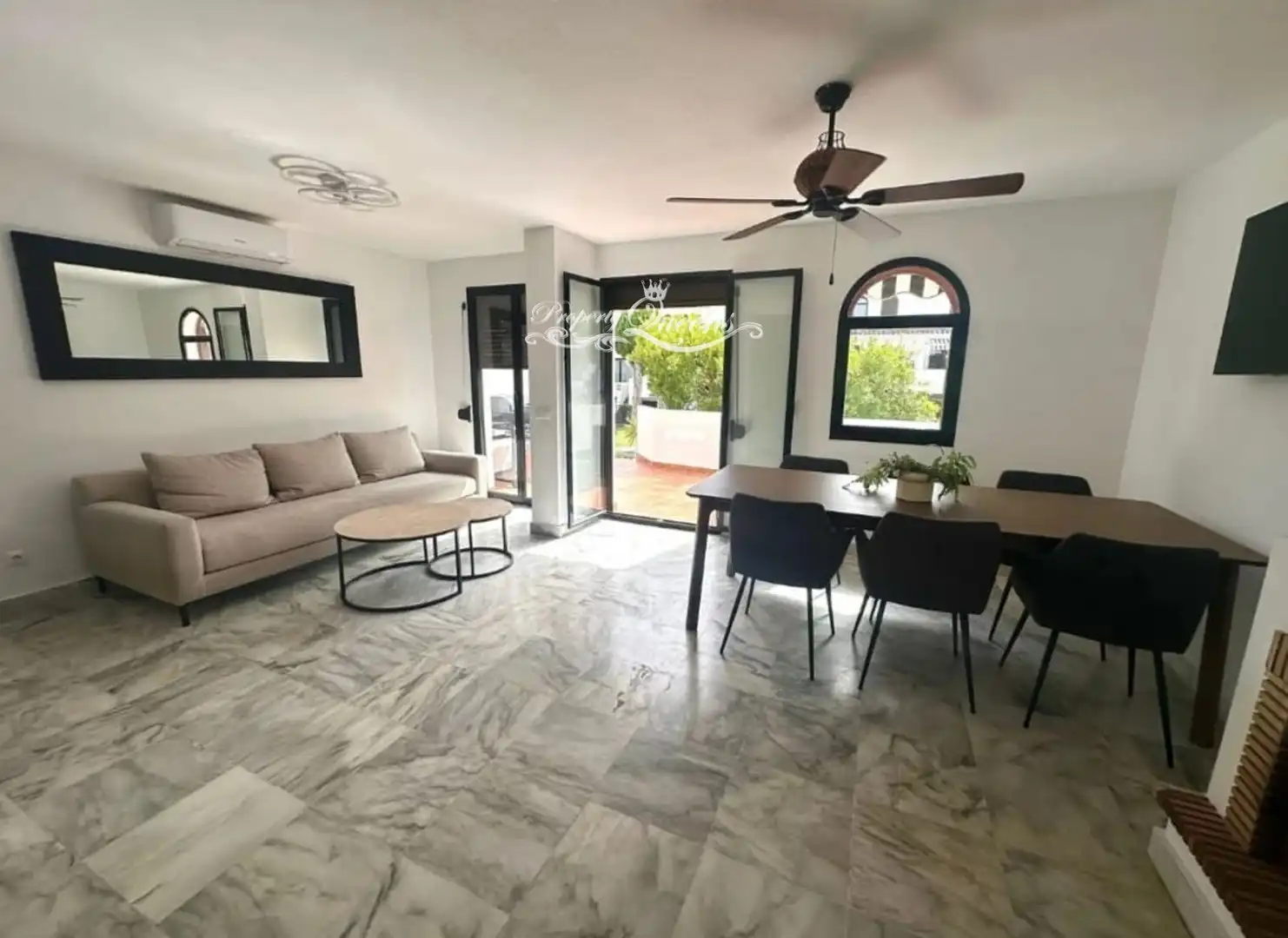 Sala d'estar de Casa adosada de lloguer en Estepona amb Aire condicionat, Terrassa i Piscina
