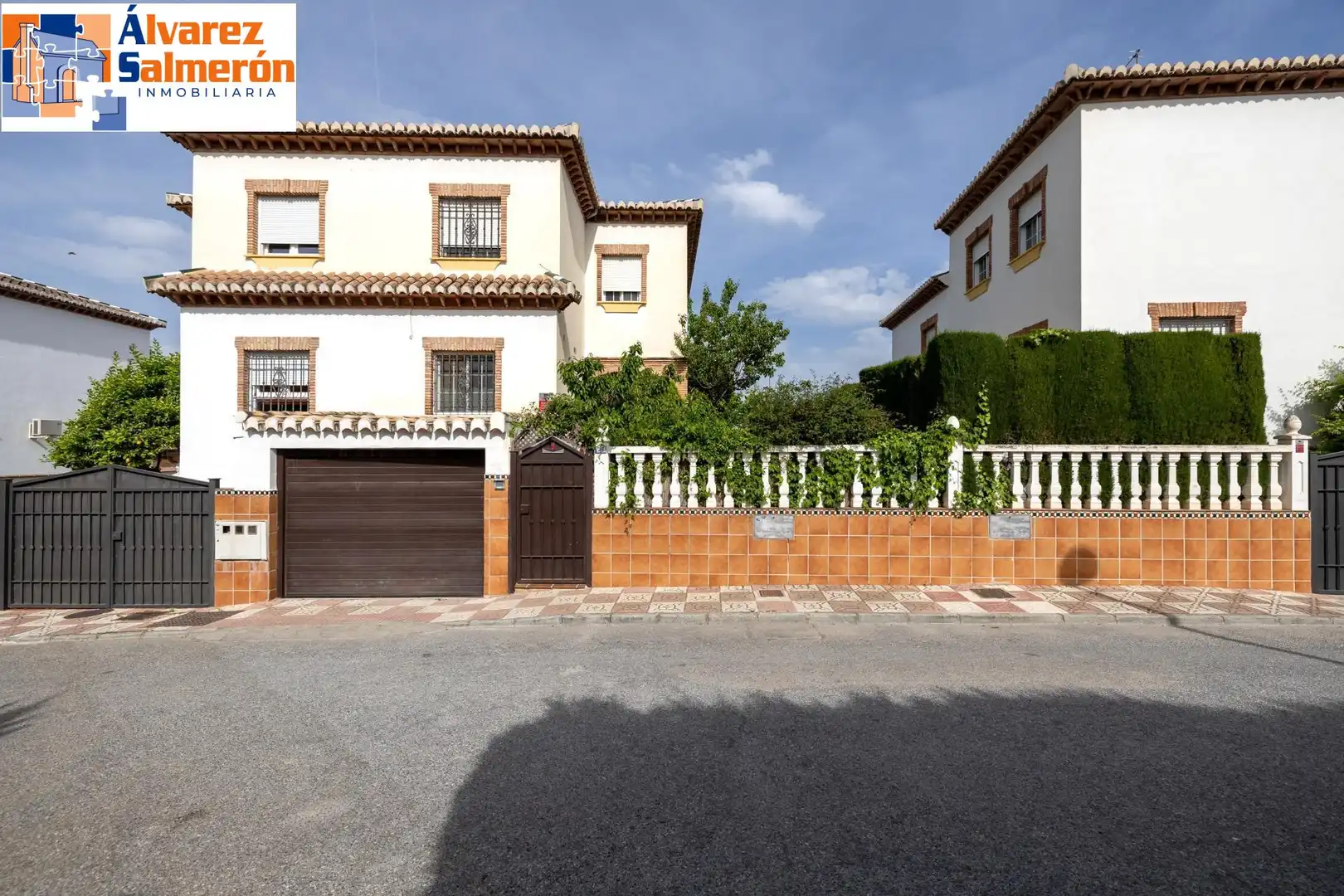Vista exterior de Casa adosada en venda en La Zubia amb Terrassa, Traster i Piscina