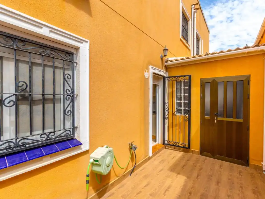 Vista exterior de Casa adosada en venda en Orihuela amb Aire condicionat, Moblat i Piscina comunitària