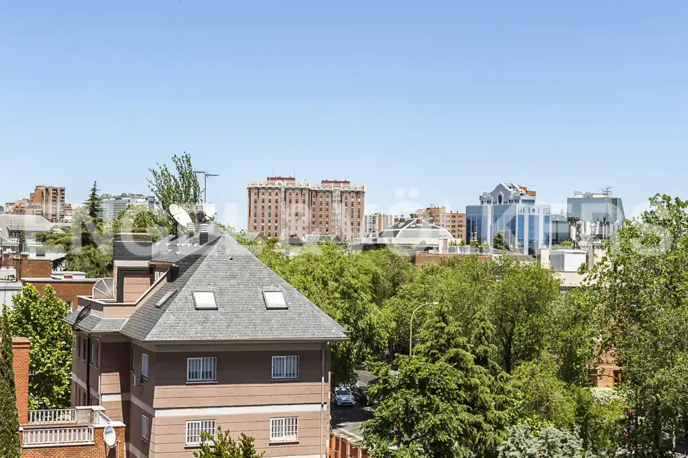 Außenansicht von Wohnung zum Verkauf in Madrid mit Klimaanlage, Heizung und Privatgarten