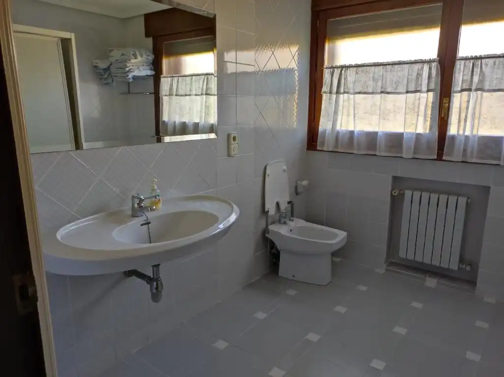 Bathroom of Houses for rent in Zaragoza  with Air Conditioner, Heating and Private garden