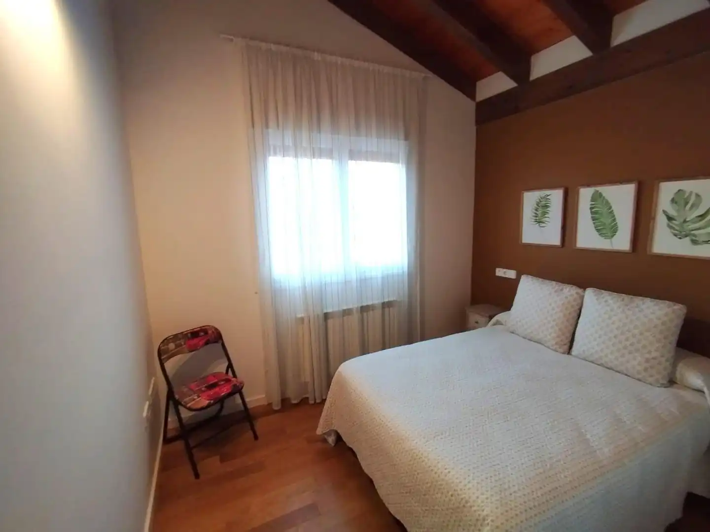 Habitación de Casa adosada en venta en Valverde de la Virgen con Calefacción, Jardín privado y Parquet