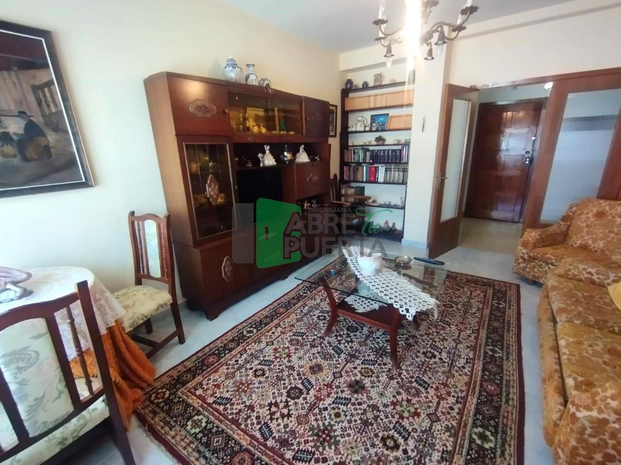 Sala d'estar de Pis en venda en O Carballiño   amb Calefacció, Terrassa i Moblat