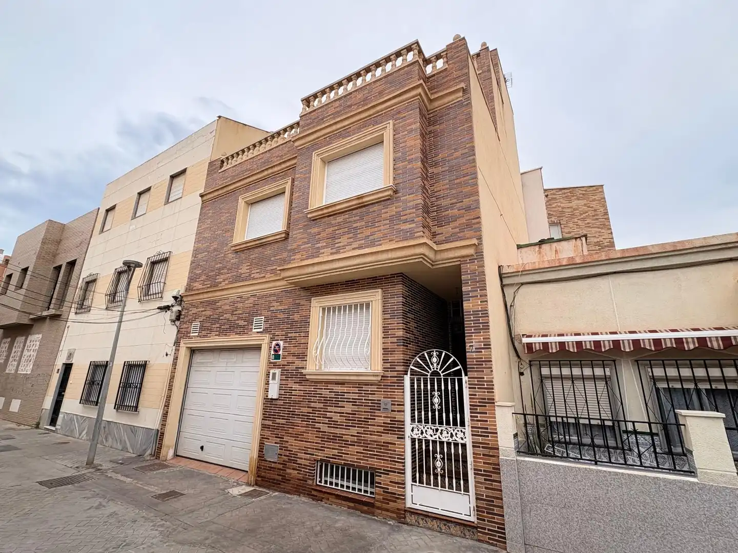 Vista exterior de Casa adosada en venda en Almería
