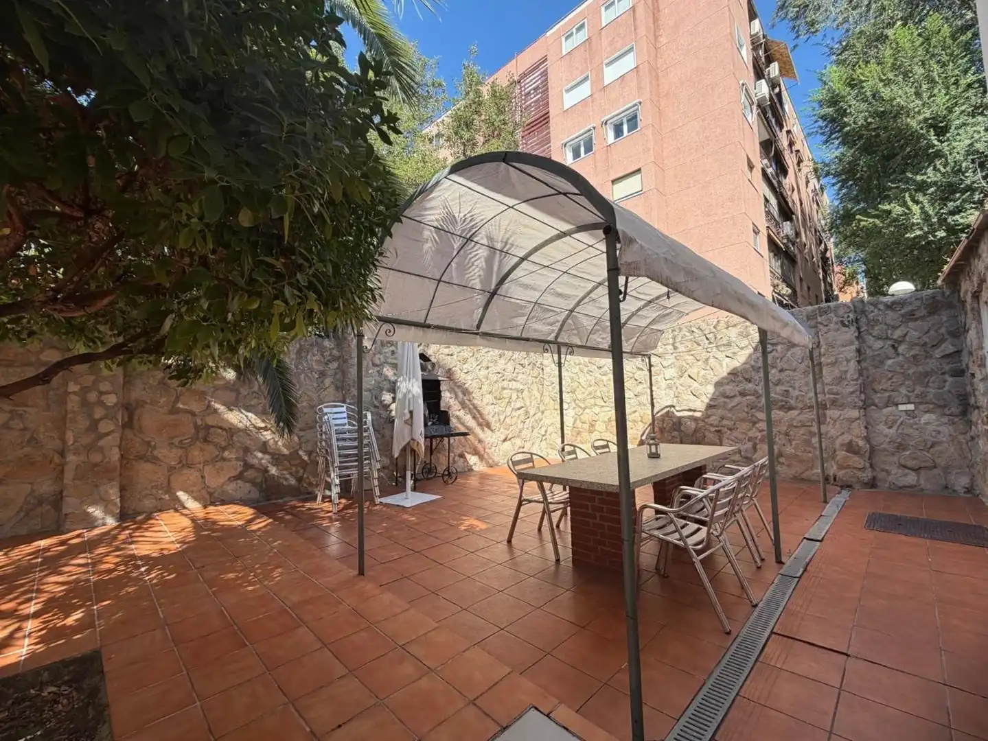Terrassa de Casa o xalet en venda en Madrid amb Aire condicionat, Calefacció i Jardí privat