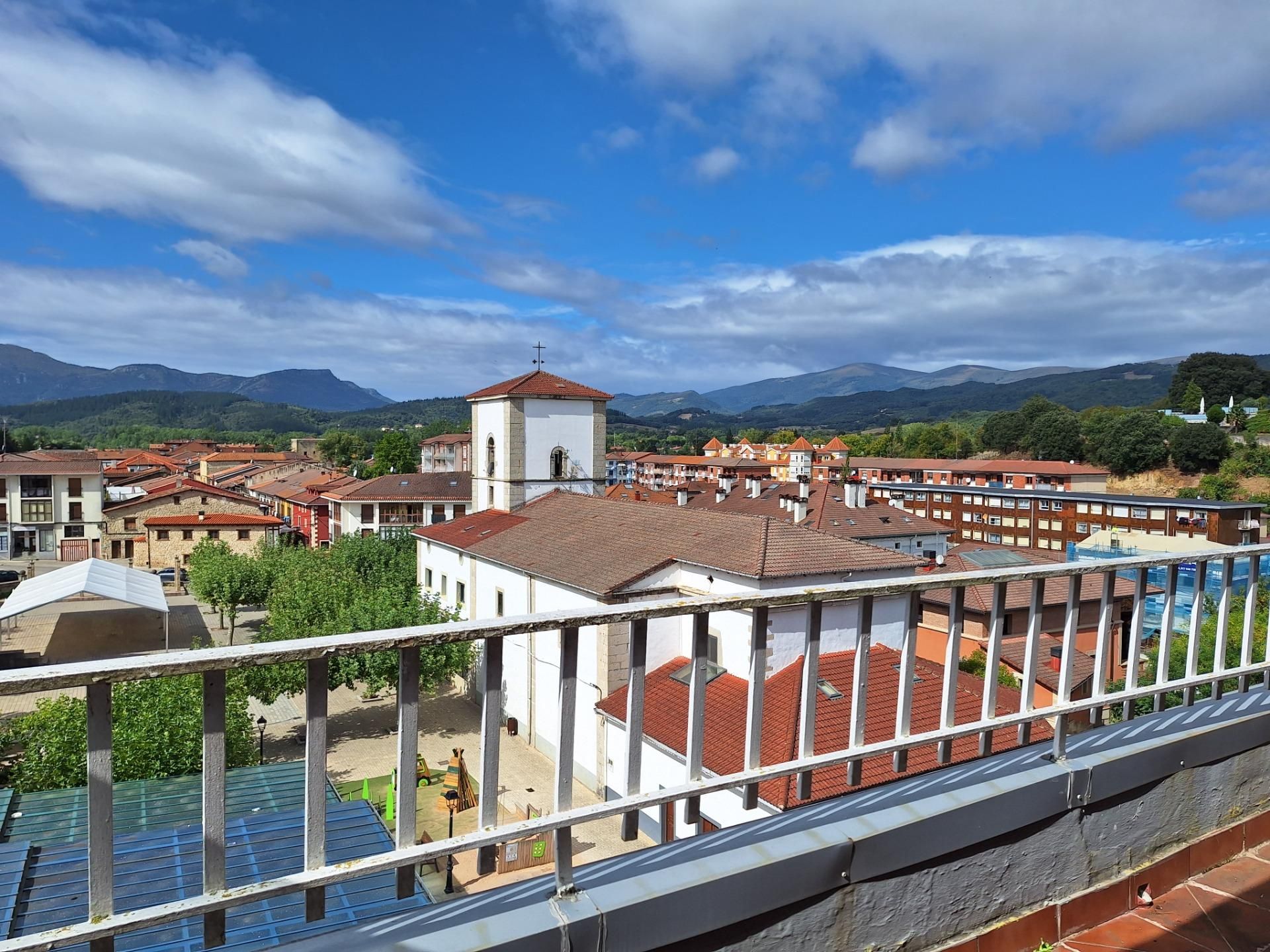Vista exterior de Àtic en venda en Valle de Mena amb Terrassa i Balcó