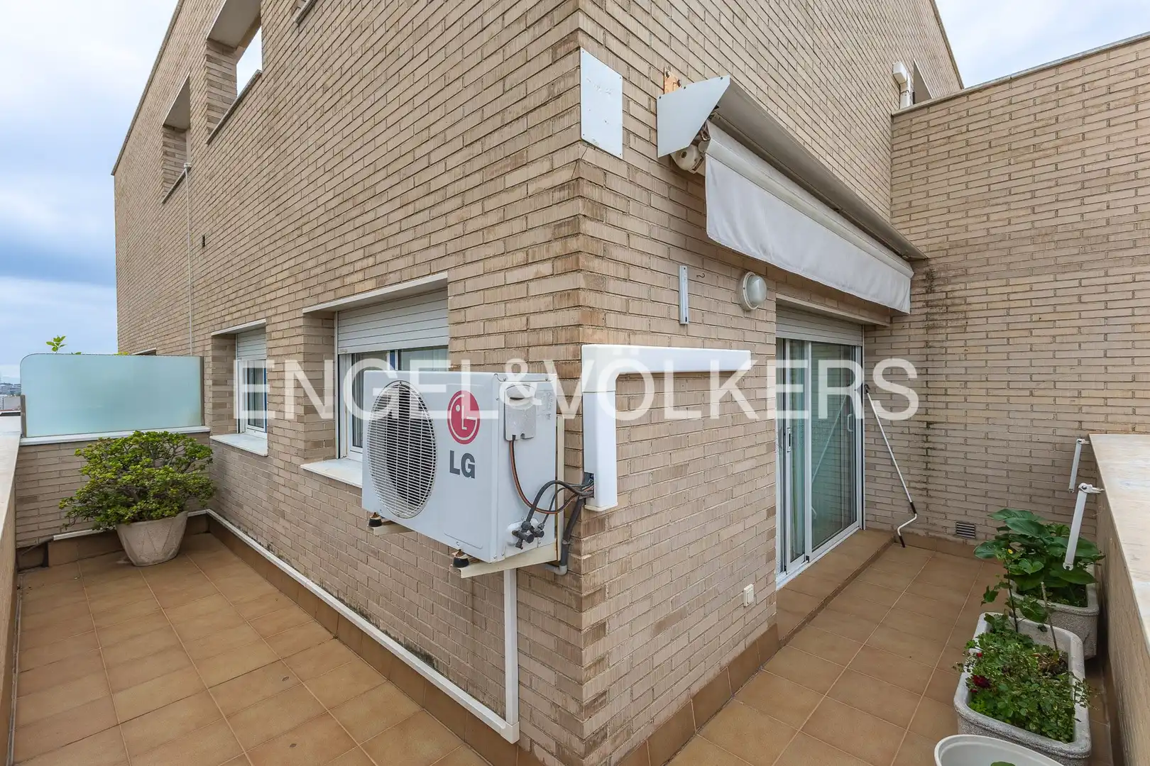 Vista exterior de Dúplex en venta en Terrassa con Aire acondicionado, Calefacción y Terraza