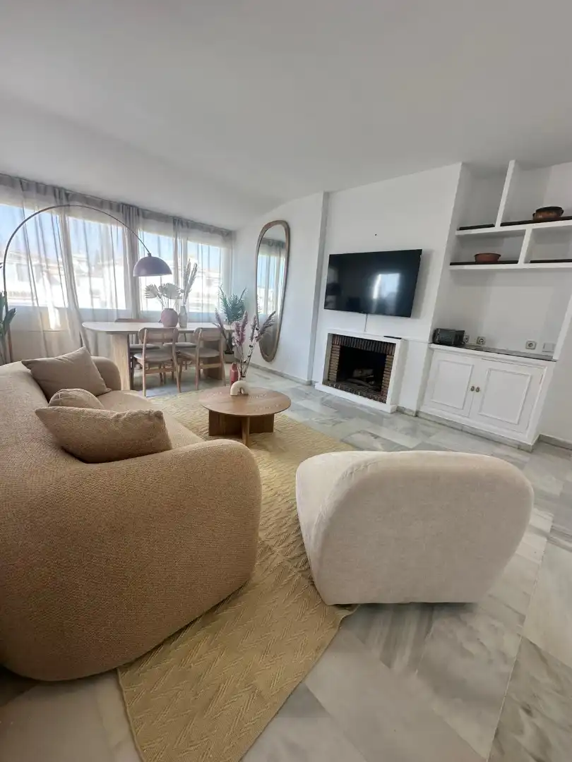 Sala d'estar de Casa adosada en venda en Marbella amb Aire condicionat, Terrassa i Moblat
