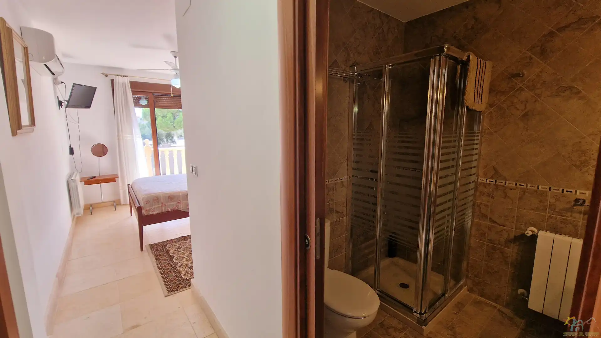 Badezimmer von Einfamilien-Reihenhaus zum Verkauf in Diezma mit Klimaanlage, Heizung und Privatgarten