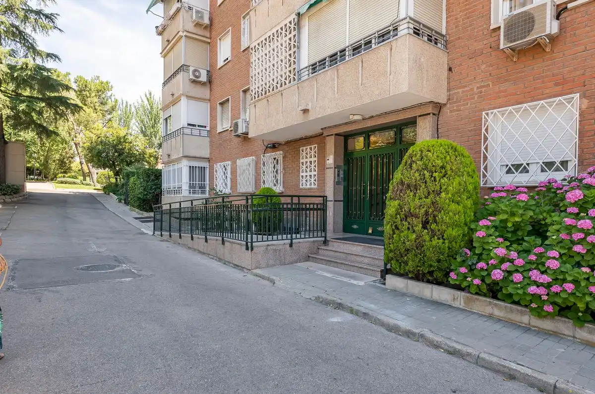 Vista exterior de Pis en venda en Madrid amb Calefacció, Jardí privat i Terrassa