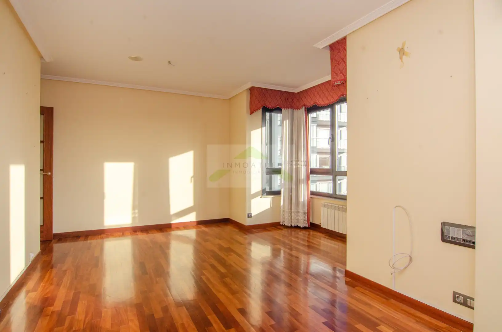 Wohnzimmer von Wohnung zum Verkauf in A Coruña Capital  mit Heizung, Parkett und Abstellraum