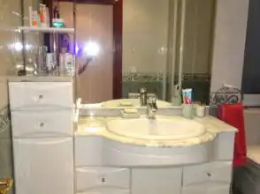 Badezimmer von Wohnung zur Miete in Gijón  mit Heizung, Parkett und Möbliert