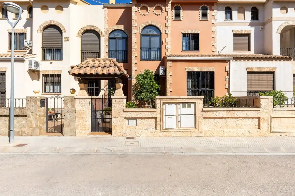 Vista exterior de Casa adosada en venta en Alaquàs con Aire acondicionado, Calefacción y Terraza