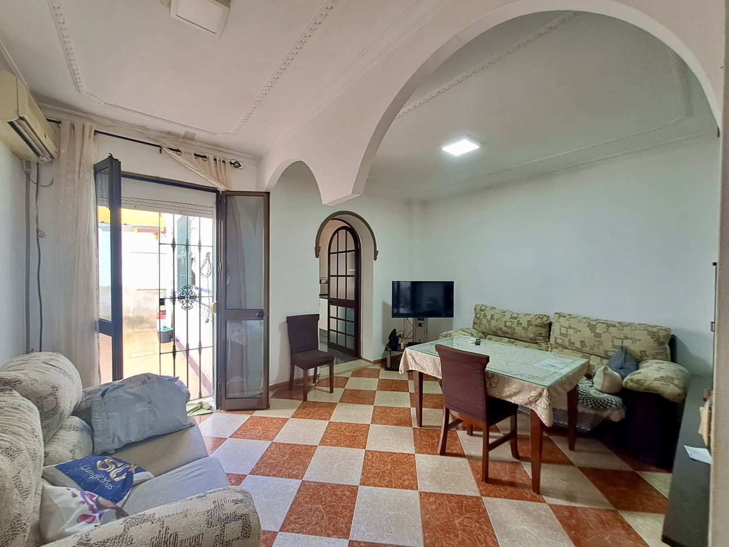 Living room of House or chalet for sale in  Sevilla Capital  with Air Conditioner, Terrace and Storage room