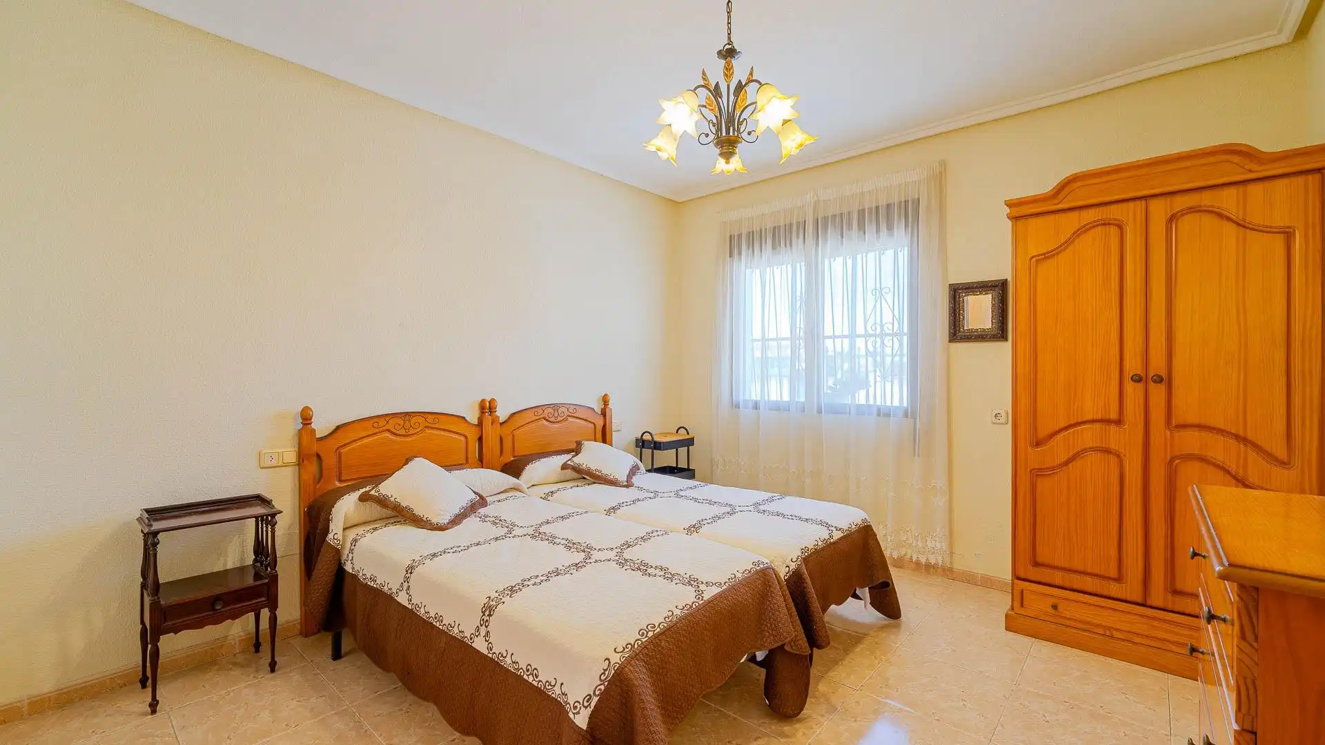 Habitación de Casa adosada en venta en Torrevieja con Jardín privado, Trastero y Piscina