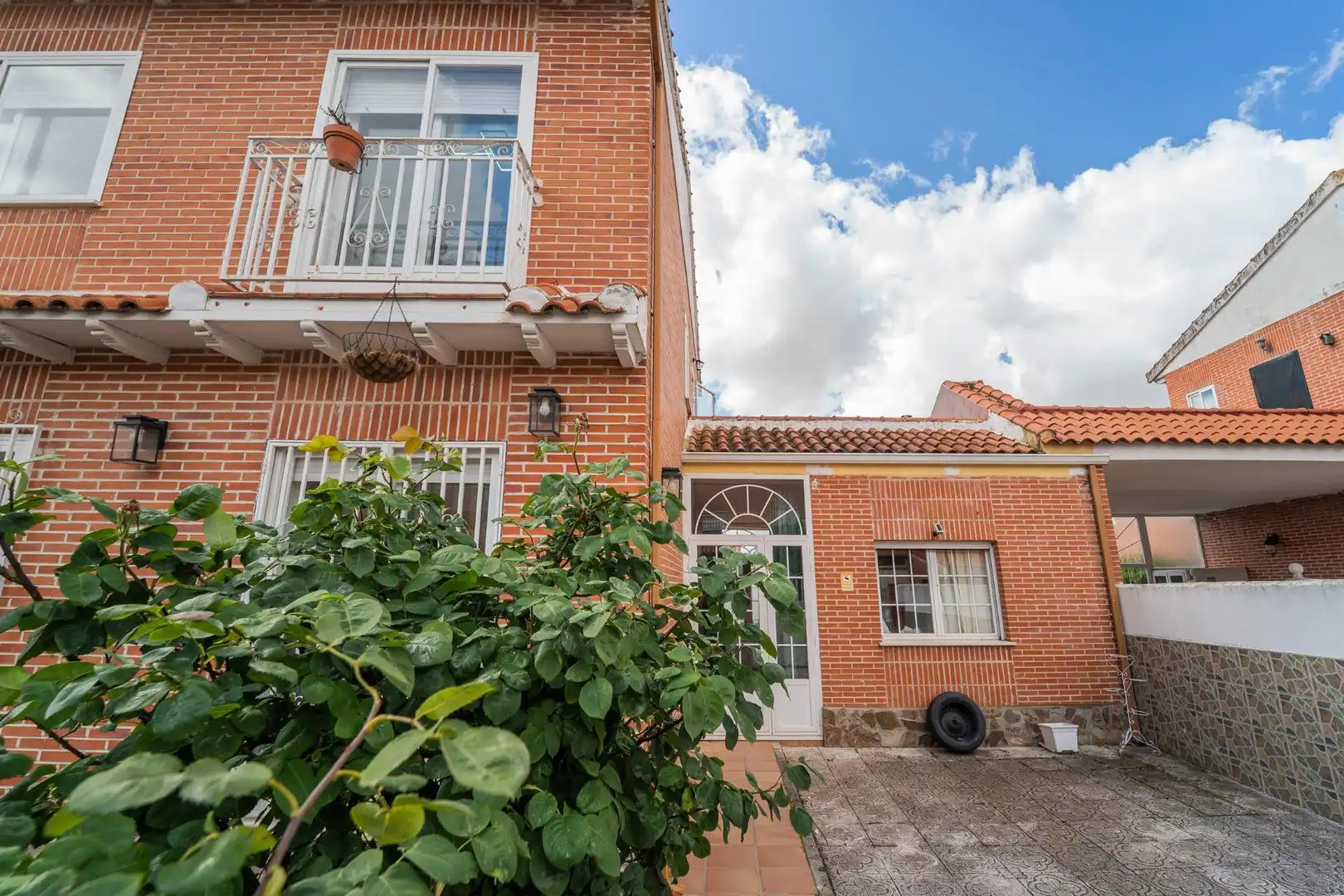 Vista exterior de Casa adosada en venta en Cedillo del Condado con Calefacción, Jardín privado y Terraza