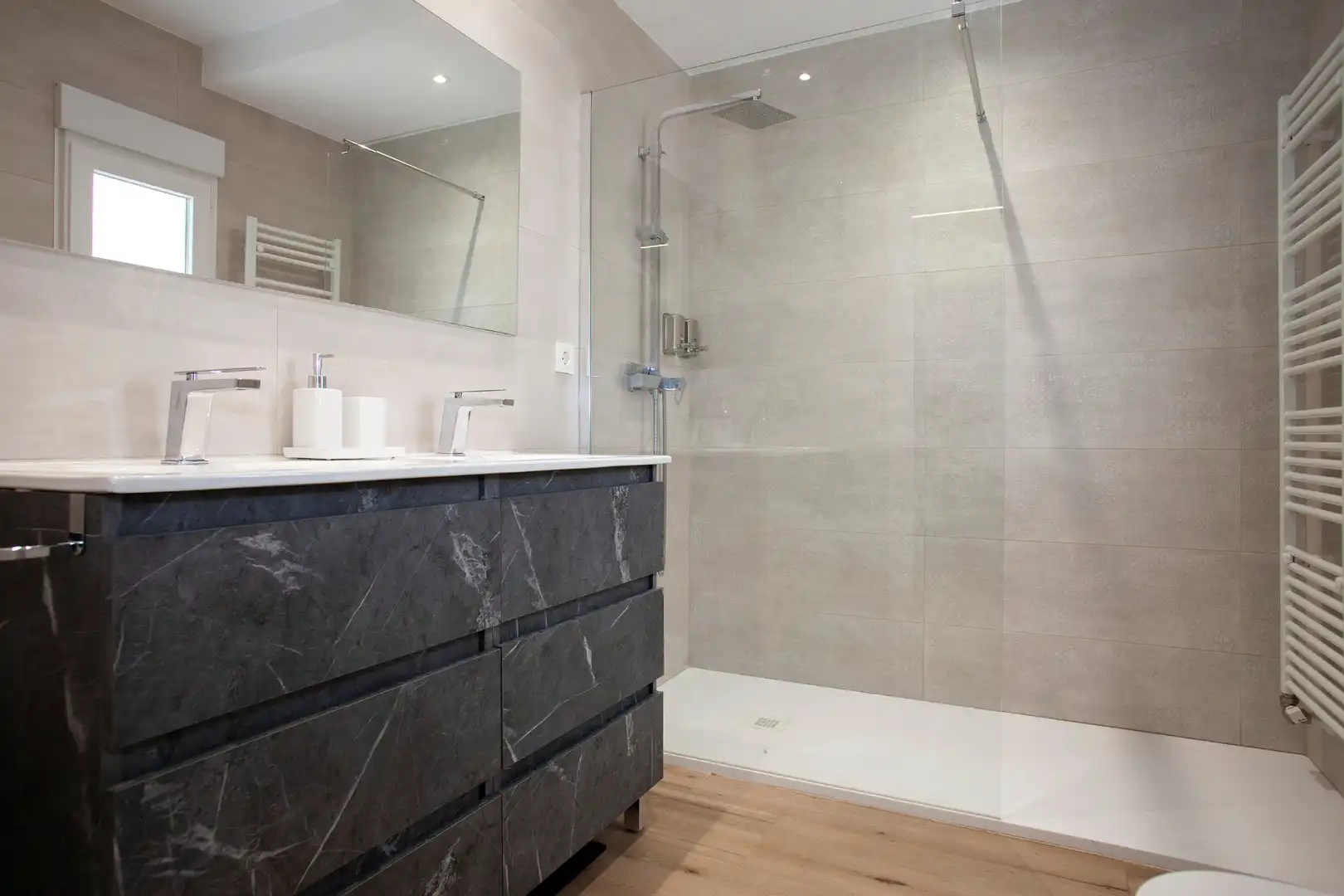 Bathroom of Flat for sale in Jaén  with Air Conditioner, Heating and Furnished