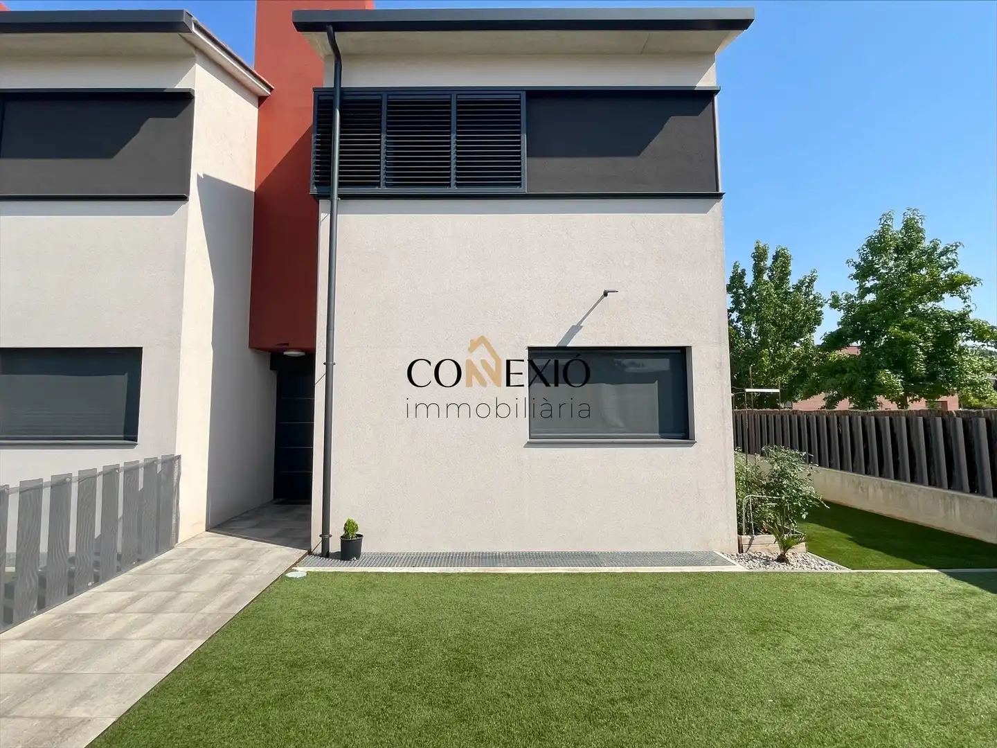 Vista exterior de Casa adosada en venda en Vilablareix amb Calefacció, Jardí privat i Parquet