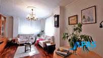Sala d'estar de Casa o xalet en venda en Camargo amb Calefacció, Jardí privat i Moblat
