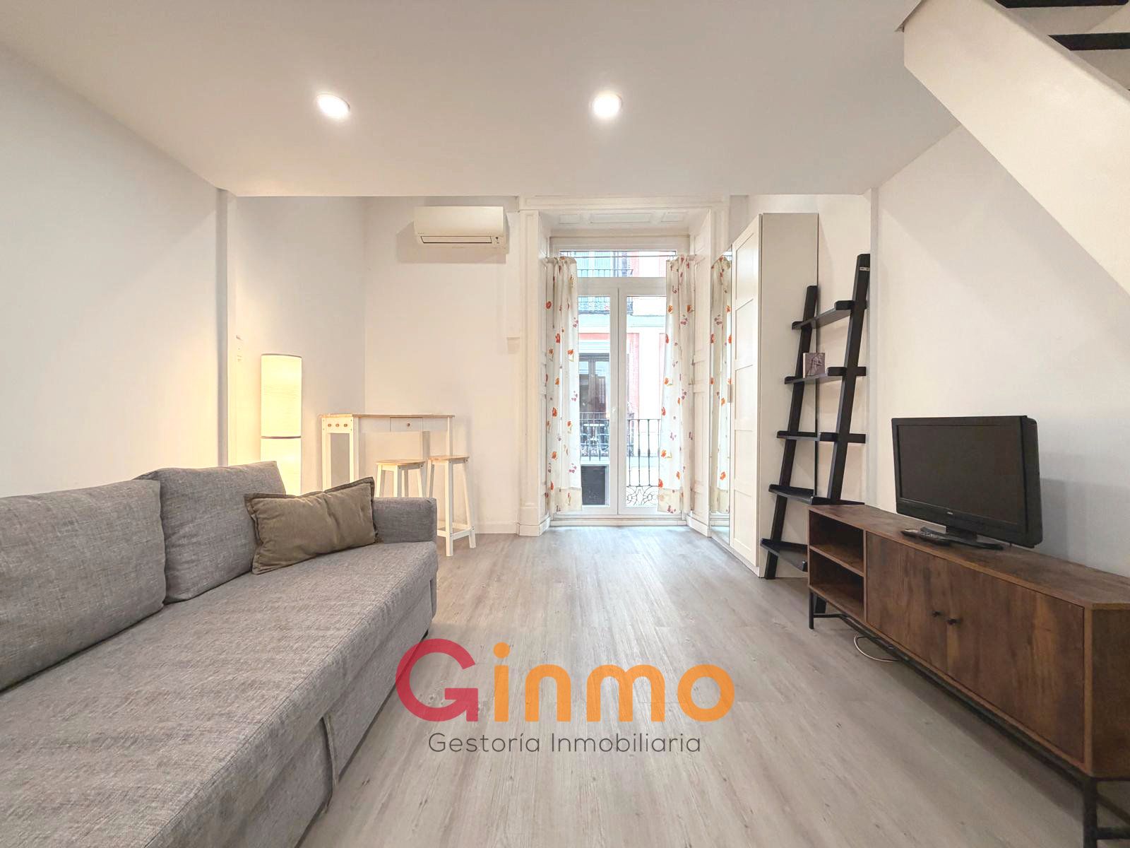 Sala d'estar de Dúplex de lloguer en  Madrid Capital amb Aire condicionat, Calefacció i Moblat