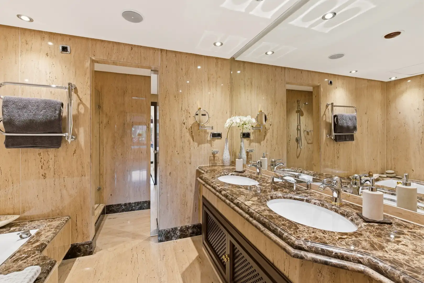 Badezimmer von Wohnungen zum Verkauf in Estepona mit Klimaanlage, Heizung und Terrasse