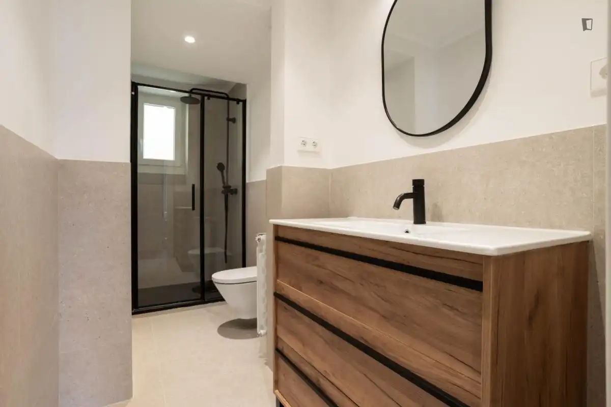 Bany de Apartament de lloguer en Madrid amb Aire condicionat, Calefacció i Moblat