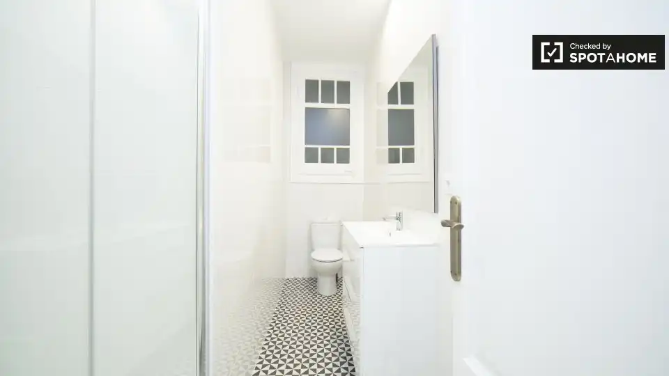 Baño de Piso para compartir en Barcelona con Aire acondicionado, Calefacción y Amueblado