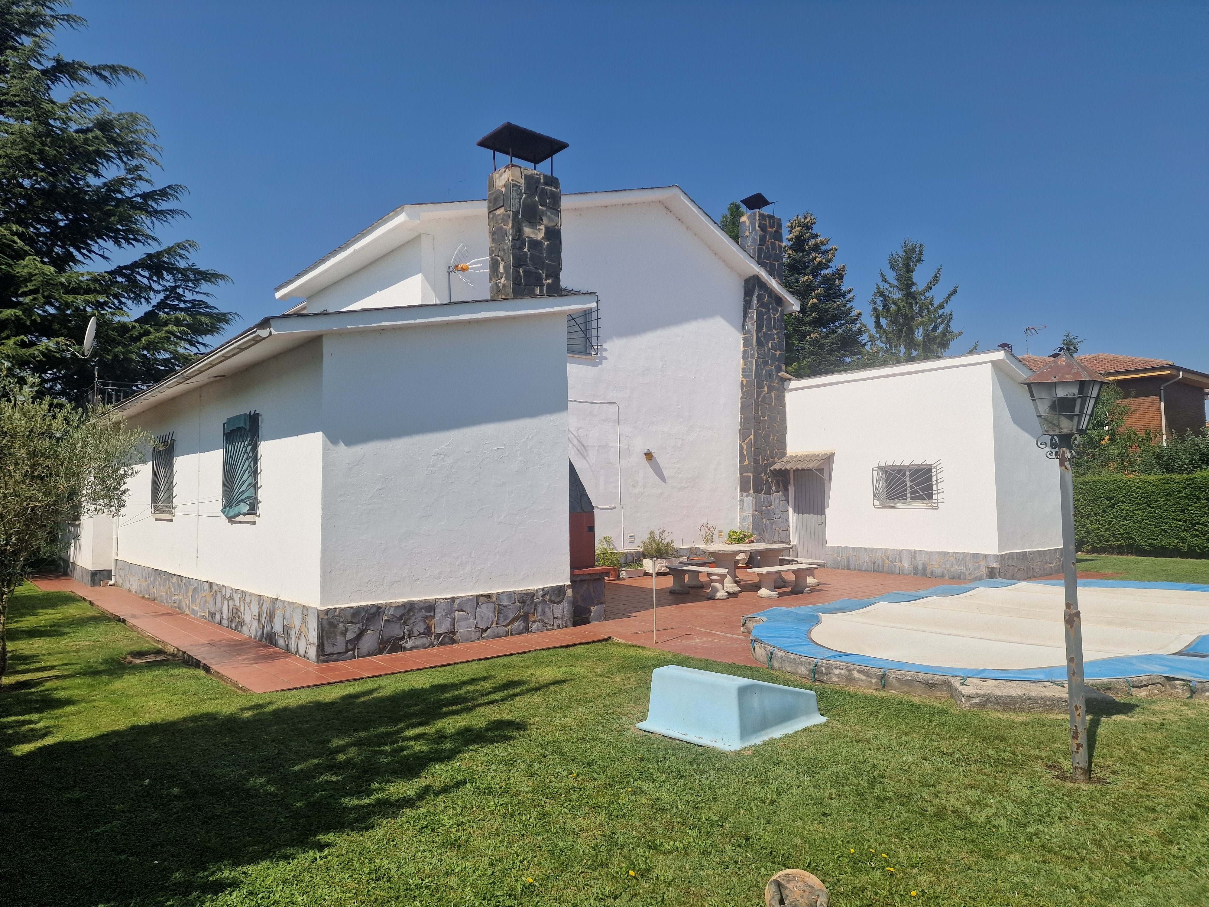 Exterior view of House or chalet for sale in Villadangos del Páramo  with Heating, Terrace and Swimming Pool