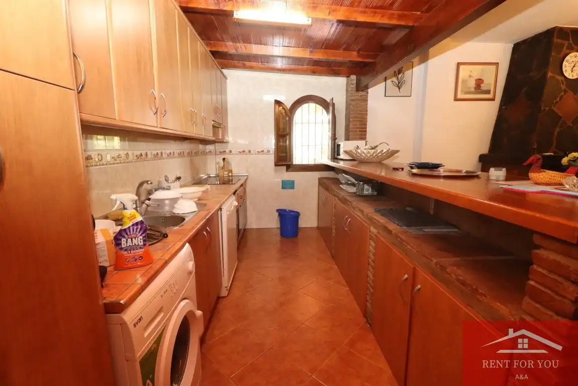 Cuina de Casa o xalet de lloguer en Alozaina amb Aire condicionat, Jardí privat i Piscina