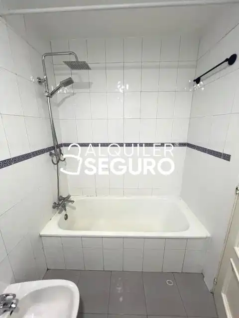Bathroom of Flat for rent in Madrid  with Heating