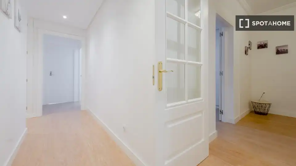 Flat for rent in Madrid  with Air Conditioner, Heating and Furnished